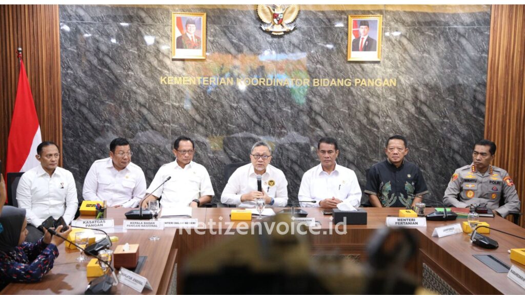 Foto jembatan layang dengan kendaraan berlalu lalang di bawahnya yang menunjukkan contoh infrastruktur langit yang terhubung dengan jalan raya dan mempermudah akses transportasi