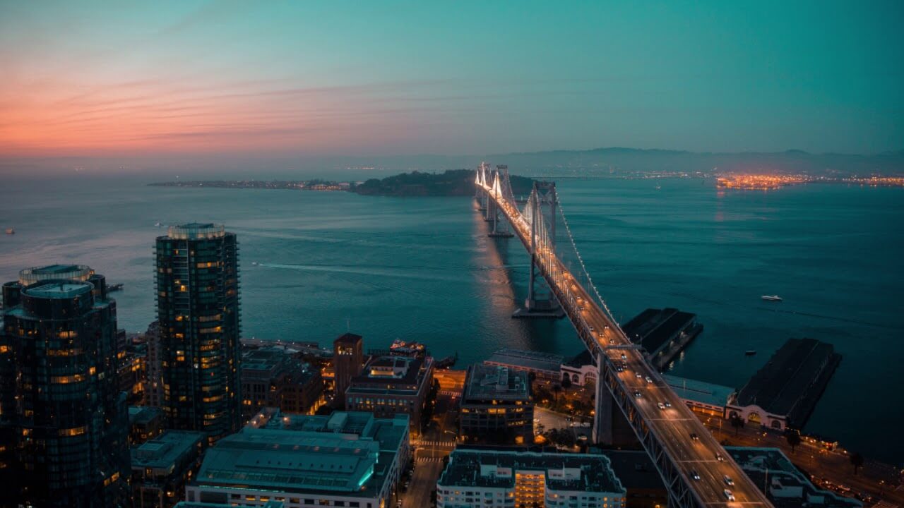 Perempuan berbagai usia dan latar belakang berpartisipasi dalam pelatihan dan lokakarya untuk meningkatkan keterampilan dan kesadaran akan hak-hak mereka dalam masyarakat